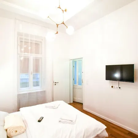 Διαμέρισμα Daisy In The Inner City *